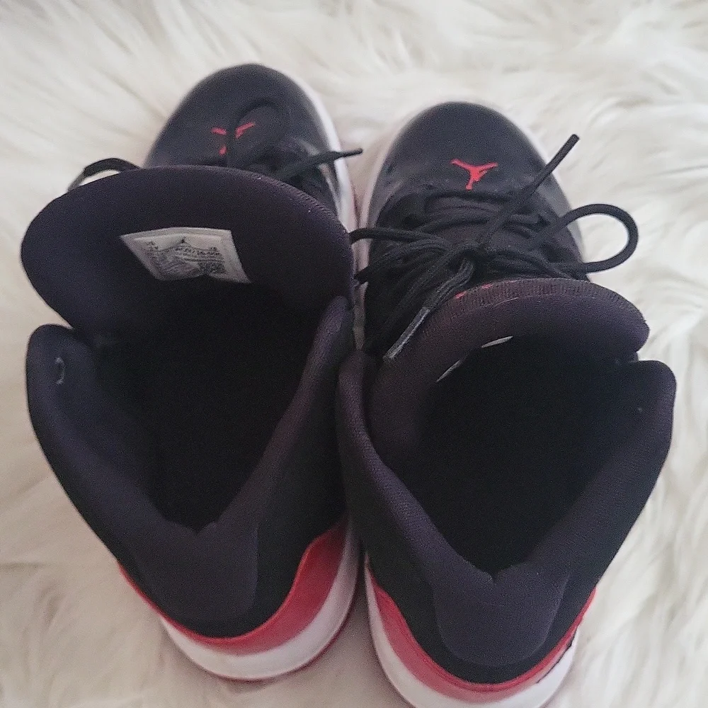 Air Jordan Max Aura PS 'Black Gym Red' Kids Youth Size 1